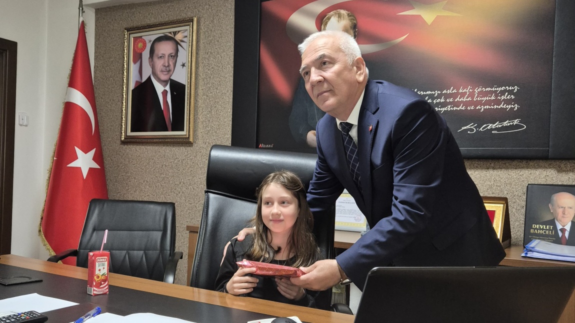 23 Nisan Ulusal Egemenlik ve Çocuk Bayramı programı kapsamında, okulumuz 6/A öğrencisi Minel Nas ARSLAN ilçemiz belediye başkanı Osman KAYGI'nın koltuğunu devraldı.